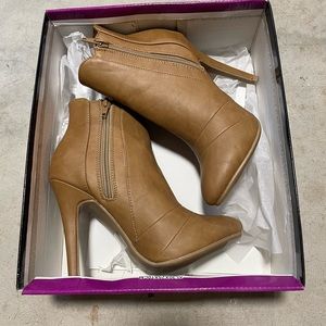 Camel Zip Elastic Side Heeled NIB Ankle Boots 6.5